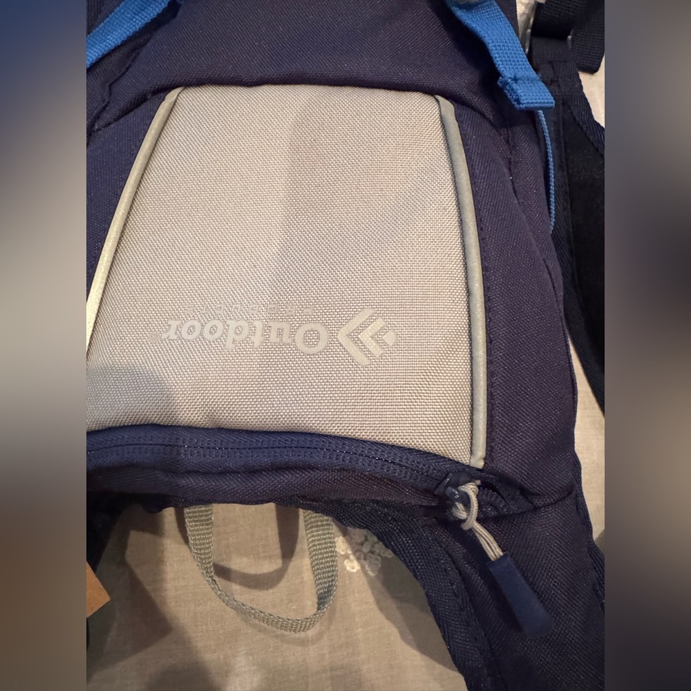 NWT Navy and Gray Hydration H2O Backpack. 2 Litres capacity - Picture 9 of 13